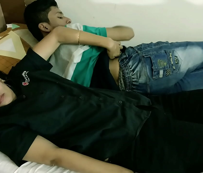 Experience The Thrill Of Sharing A Bed With Your Stepbrother In This Hot Jav Video With Hindi Audio!
