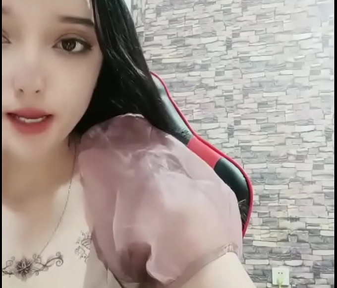 Japanese Cutie From Xinjiang Reveals Her Luscious Body In A Hot Bar!